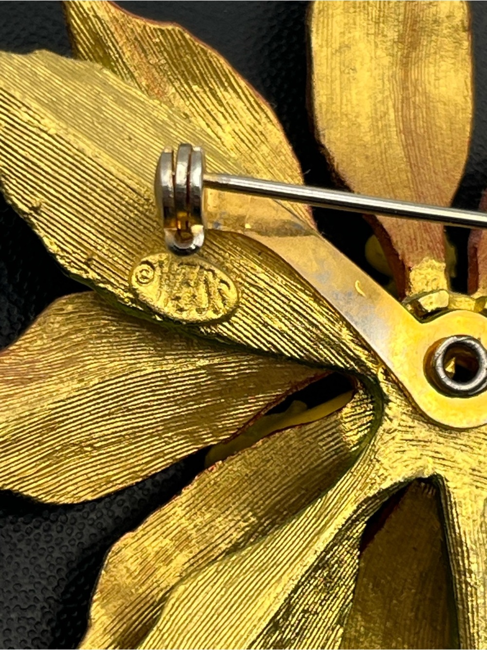 Weiss poinsettia flower red green enamel gold tone brooch pin vintage Christmas - Picture 9 of 15